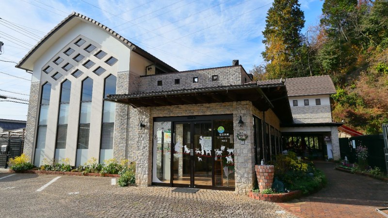 セカンドハウス出逢いの森店が入る出逢いの森の外観